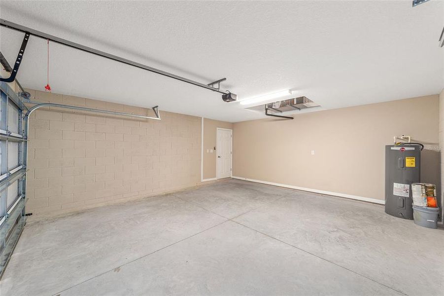 Spacious, unfurnished interior of a new home in , Ocala (Image 22).