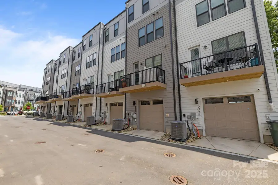 Condo located in Charlotte, NC showcasing its design and architecture (Image 4).