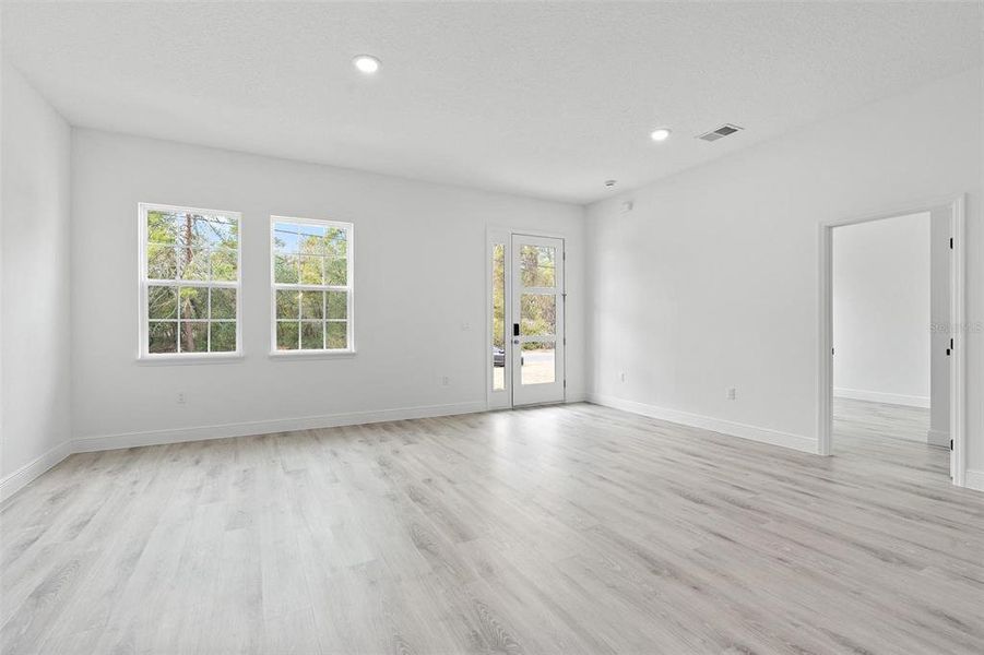 Spacious, unfurnished interior of a new home in , Ocala (Image 28).