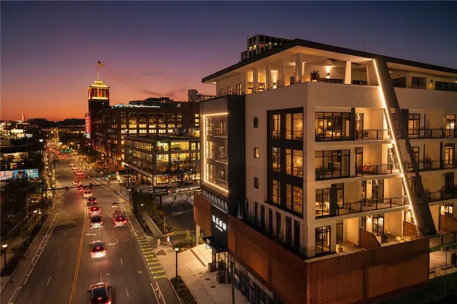 Condo located in Atlanta, GA showcasing its design and architecture (Image 3).
