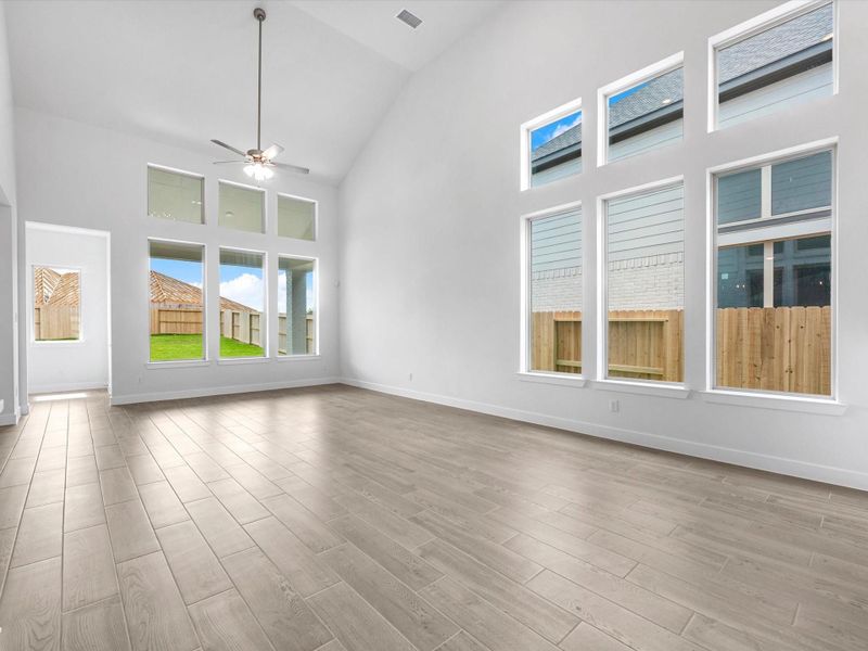 Spacious, unfurnished interior of a new home in Sienna, Missouri City (Image 11).
