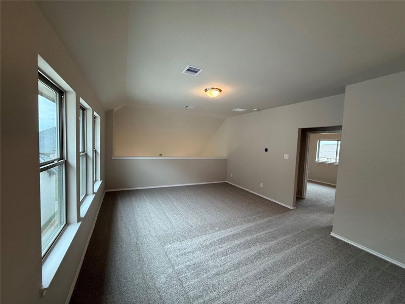 Spacious, unfurnished interior of a new home in Candela 40', Richmond (Image 6).