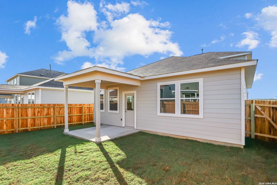 Exterior details and patio area of a home in Summerlin, San Antonio (Image 3).