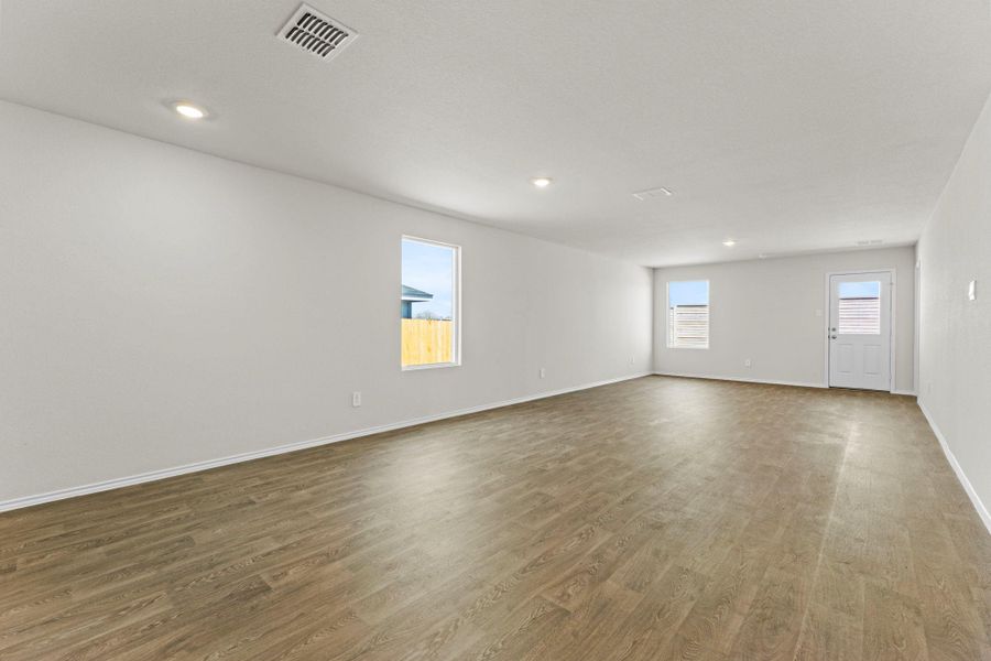Spacious, unfurnished interior of a new home in Ladera, Luling (Image 11).