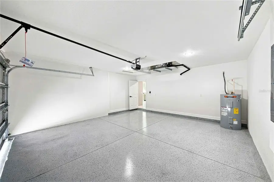 Spacious, unfurnished interior of a new home in , Ocala (Image 12).