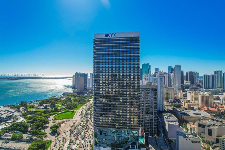 Condo located in Miami, FL showcasing its design and architecture (Image 4).