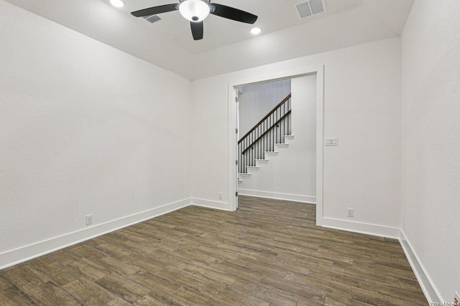 Spacious, unfurnished interior of a new home in Waldsanger, New Braunfels (Image 23).