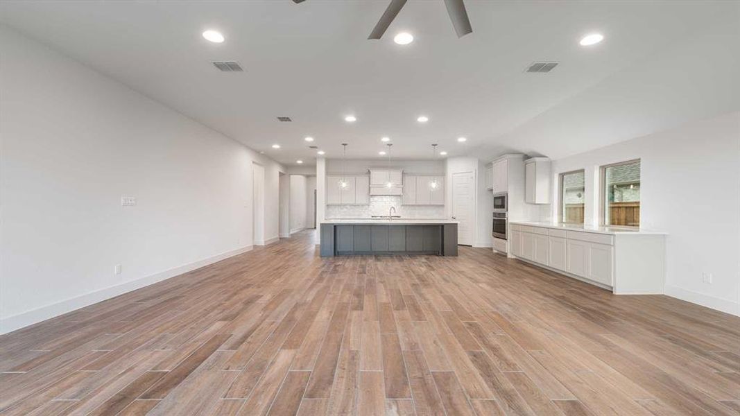 Spacious, unfurnished interior of a new home in Myrtle Creek 60', Waxahachie (Image 18). Spacious, unfurnished interior of a new home in Myrtle Creek 60', Waxahachie (Image 18).