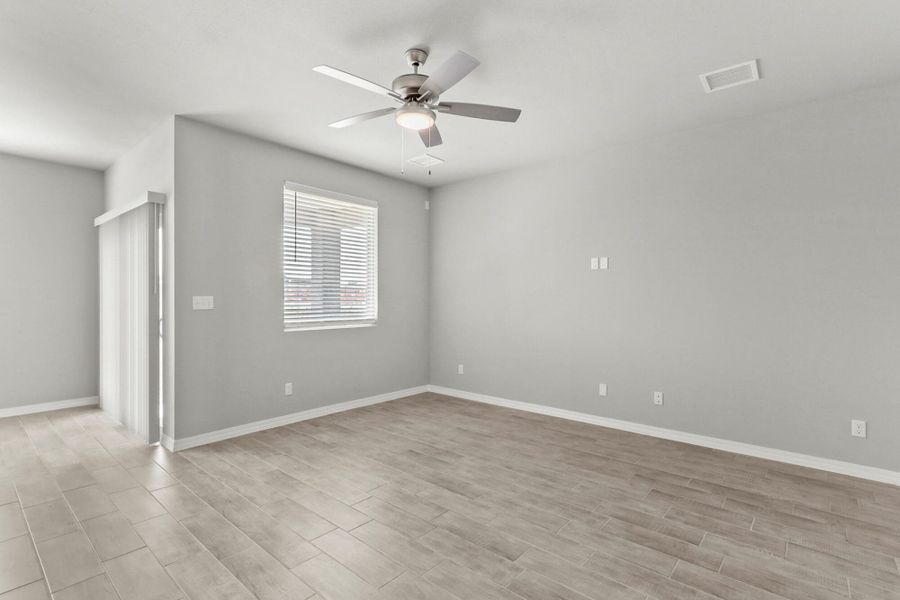 Spacious, unfurnished interior of a new home in Paseos Del Este, Horizon City (Image 12).