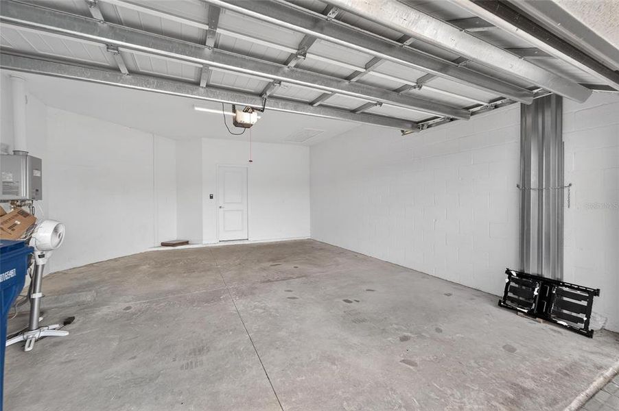 Spacious, unfurnished interior of a new home in , Bradenton (Image 23).