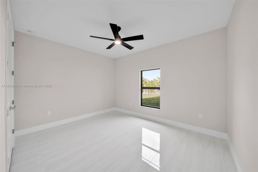 Spacious, unfurnished interior of a new home in , Cape Coral (Image 23).