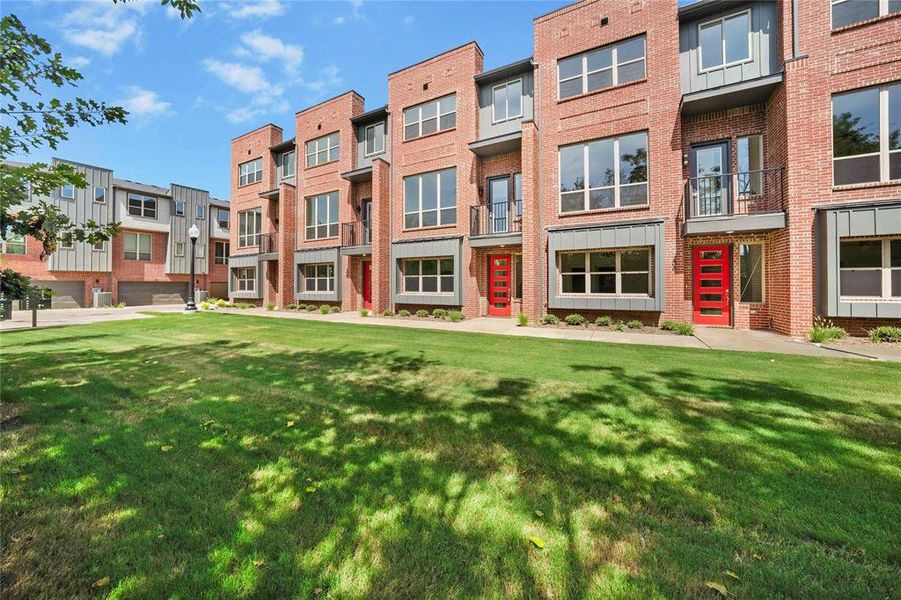 Exterior details and patio area of a home in , Farmers Branch (Image 2).