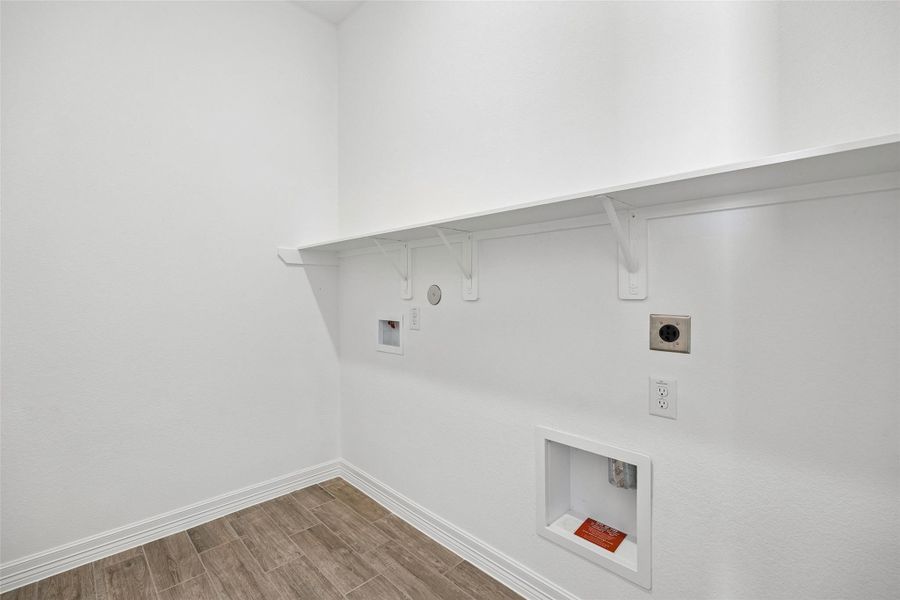 Spacious, unfurnished interior of a new home in Lago Mar, Texas City (Image 27).
