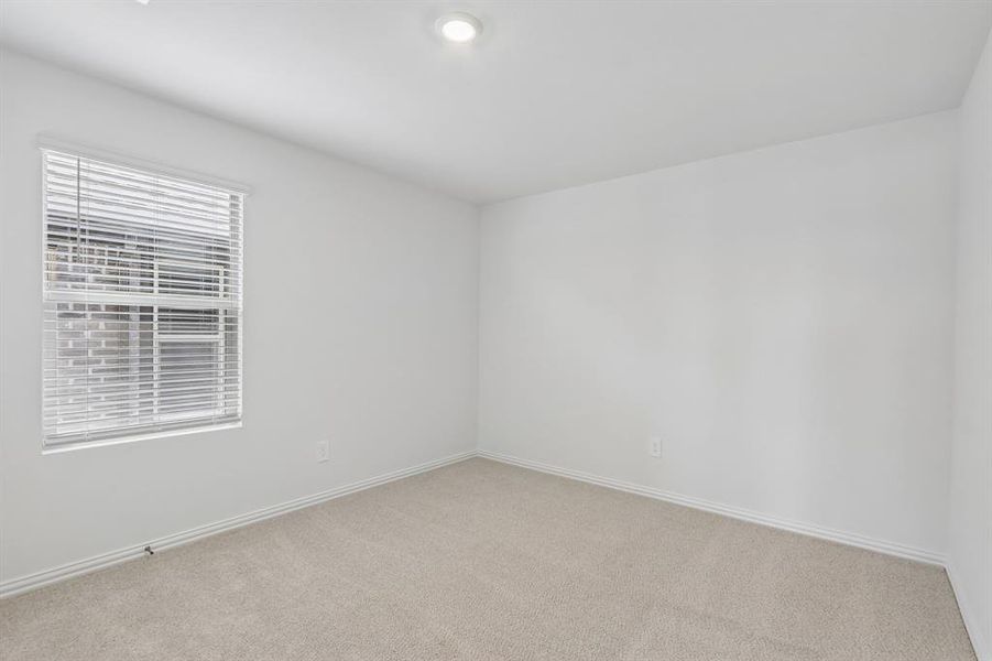 Spacious, unfurnished interior of a new home in Oak Ridge Park, Corinth (Image 28).