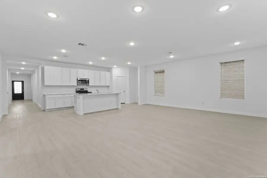 Spacious, unfurnished interior of a new home in Brookmill, San Antonio (Image 9).