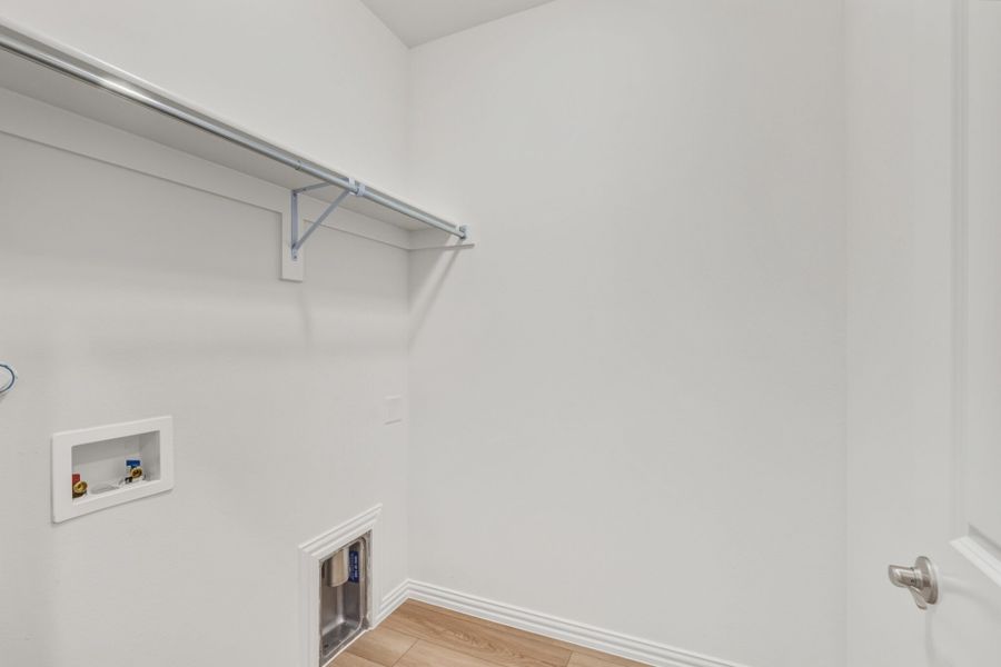 Spacious, unfurnished interior of a new home in Edgewater, Fate (Image 26).