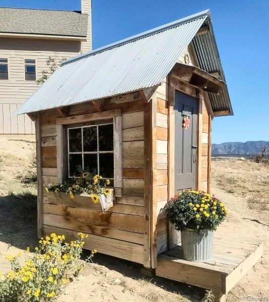 Exterior details and patio area of a home in , Cañon City (Image 25).