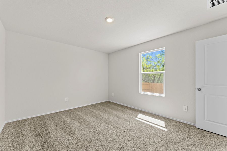 Spacious, unfurnished interior of a new home in Ladera, Luling (Image 12).