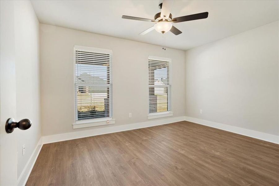 Spacious, unfurnished interior of a new home in , Sherman (Image 24).