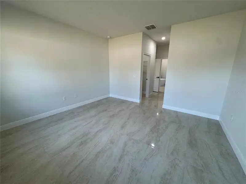 Spacious, unfurnished interior of a new home in , Ocala (Image 11).