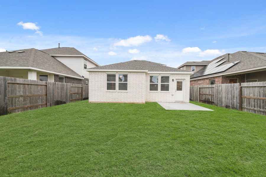 Exterior details and patio area of a home in Lago Mar, Texas City (Image 3).