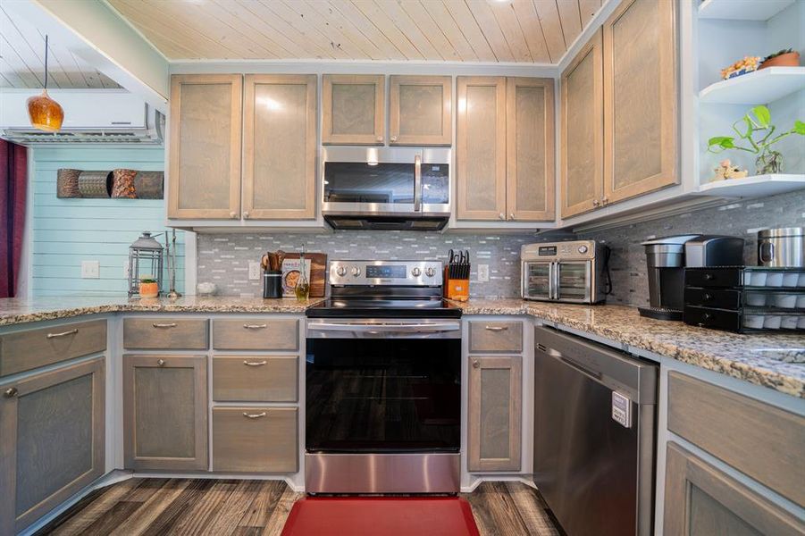 Furnished interior view inside a new home in , Leesburg (Image 7).