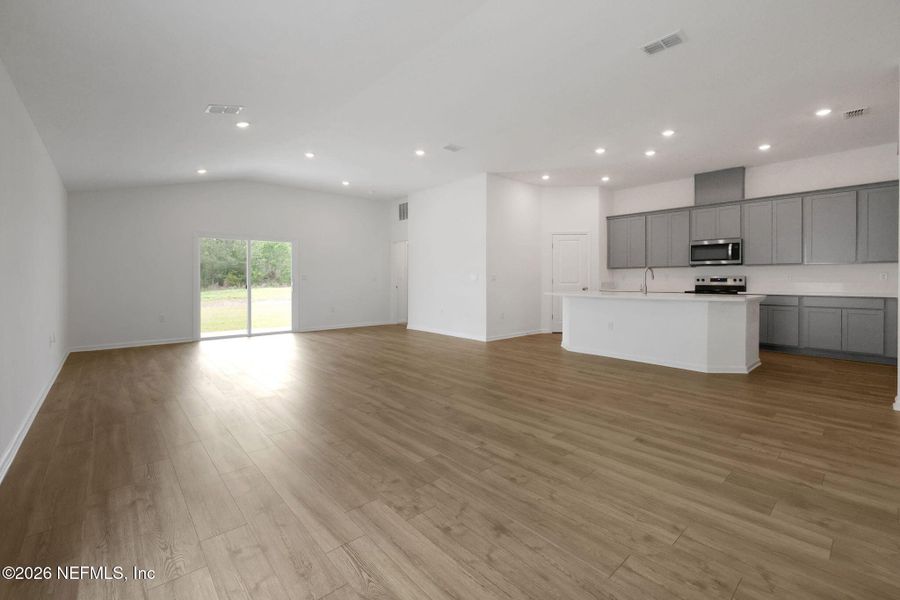 Spacious, unfurnished interior of a new home in Amberly, Green Cove Springs (Image 27).