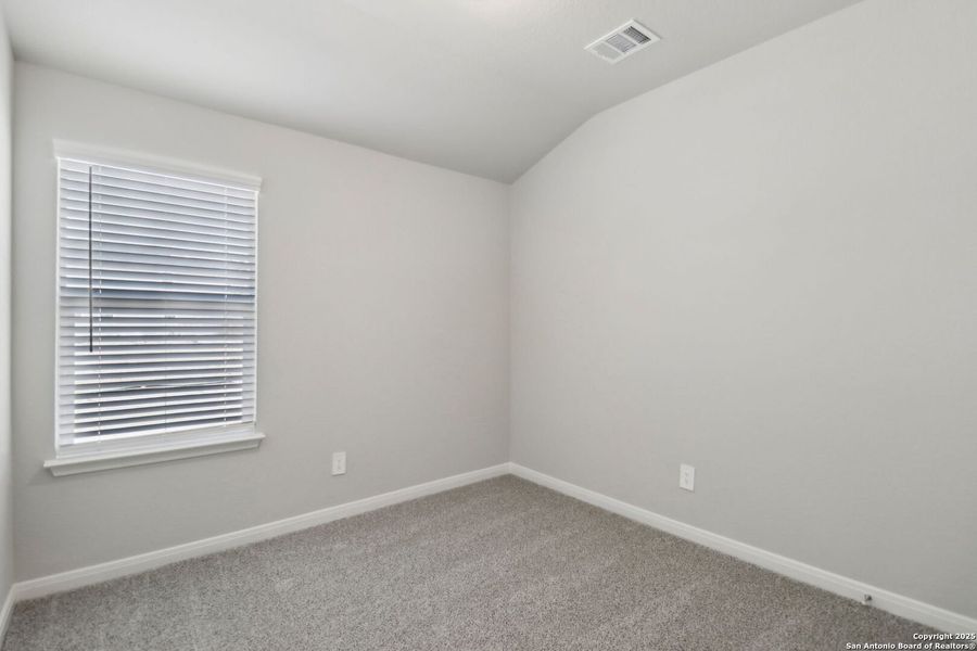 Spacious, unfurnished interior of a new home in Thomas Pond, San Antonio (Image 27).