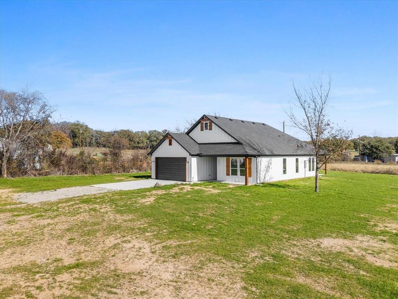 Exterior details and patio area of a home in , Boyd (Image 3).