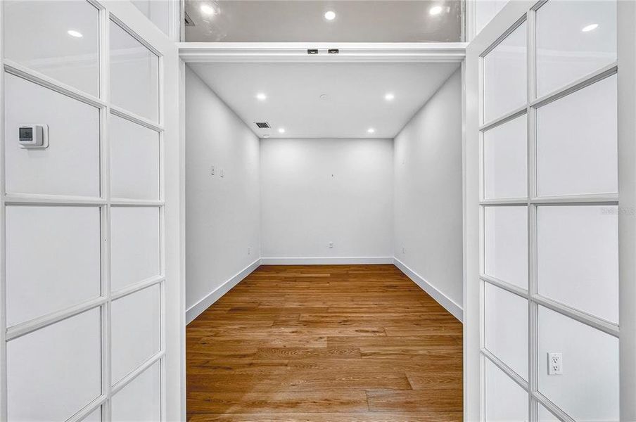 Spacious, unfurnished interior of a new home in , Sarasota (Image 46).