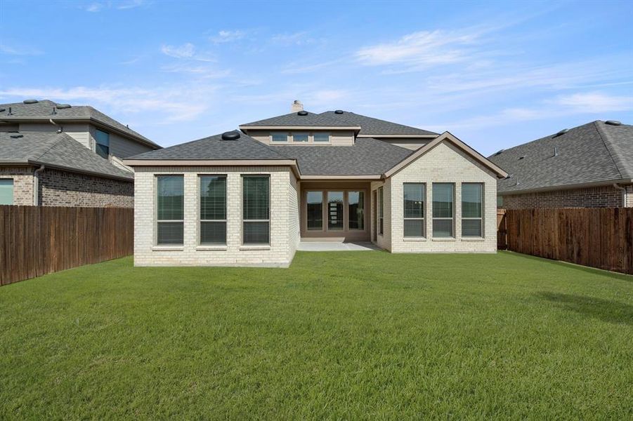 Exterior details and patio area of a home in The Retreat - Phase 1, Waxahachie (Image 4).