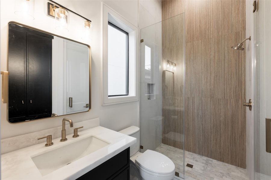 1st Floor Ensuite bathroom