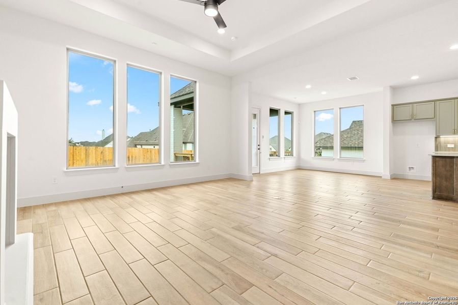 Spacious, unfurnished interior of a new home in Ventana - 70', Bulverde (Image 11).