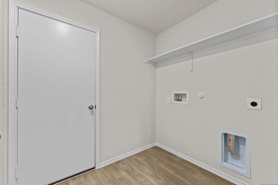 Spacious, unfurnished interior of a new home in Bollinger, Uhland (Image 19).