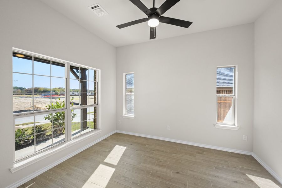 Spacious, unfurnished interior of a new home in Waterford Park, Weatherford (Image 27).
