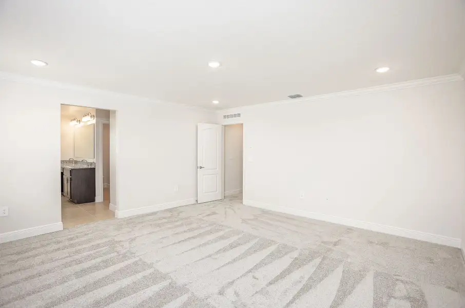 Spacious, unfurnished interior of a new home in Malabar Springs, Palm Bay (Image 56).