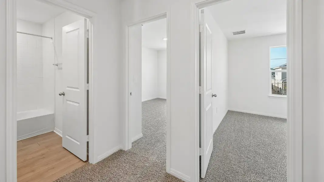 Spacious, unfurnished interior of a new home in Bar W Ranch, Leander (Image 24).