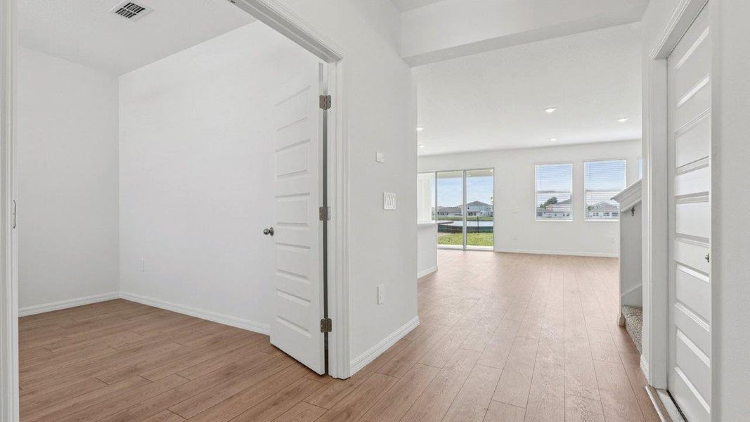 Spacious, unfurnished interior of a new home in Summerlin at Hawthorne Ranch, Lakeland (Image 25).