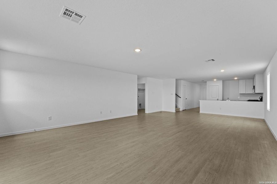 Spacious, unfurnished interior of a new home in Sky Ranch, New Braunfels (Image 19).