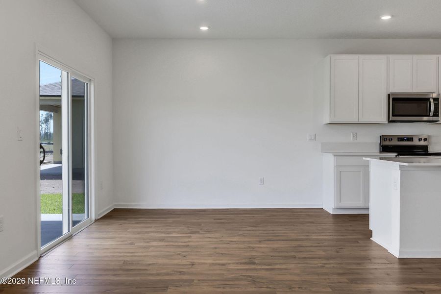Spacious, unfurnished interior of a new home in Diamond Springs, Jacksonville (Image 36).