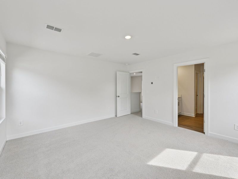 Spacious, unfurnished interior of a new home in Buffalo Ridge, Newton (Image 17).