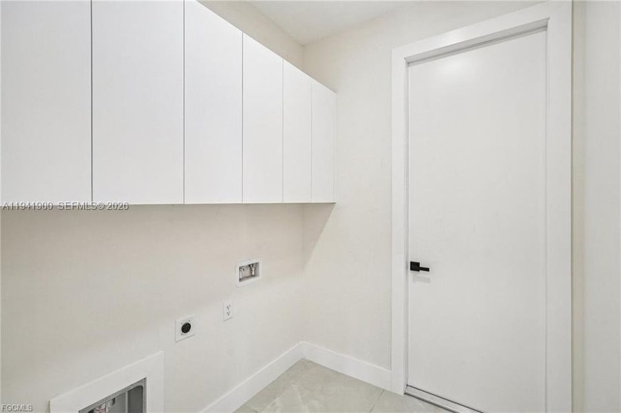 Spacious, unfurnished interior of a new home in , Cape Coral (Image 37).