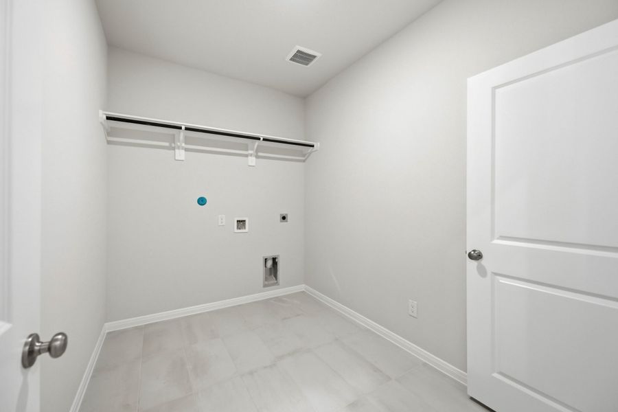 Spacious, unfurnished interior of a new home in Sundance Cove, Crosby (Image 16).