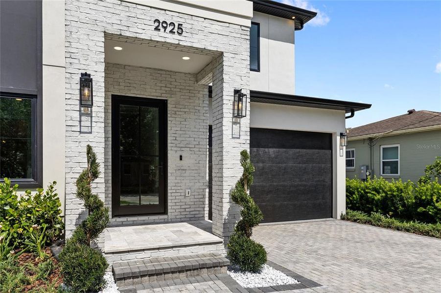 Exterior details and patio area of a home in , Orlando (Image 41).