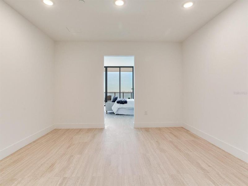 Spacious, unfurnished interior of a new home in , Tampa (Image 27).