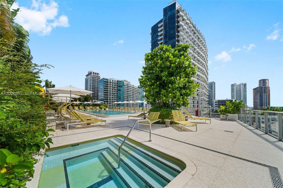 Condo located in Miami, FL showcasing its design and architecture (Image 3).