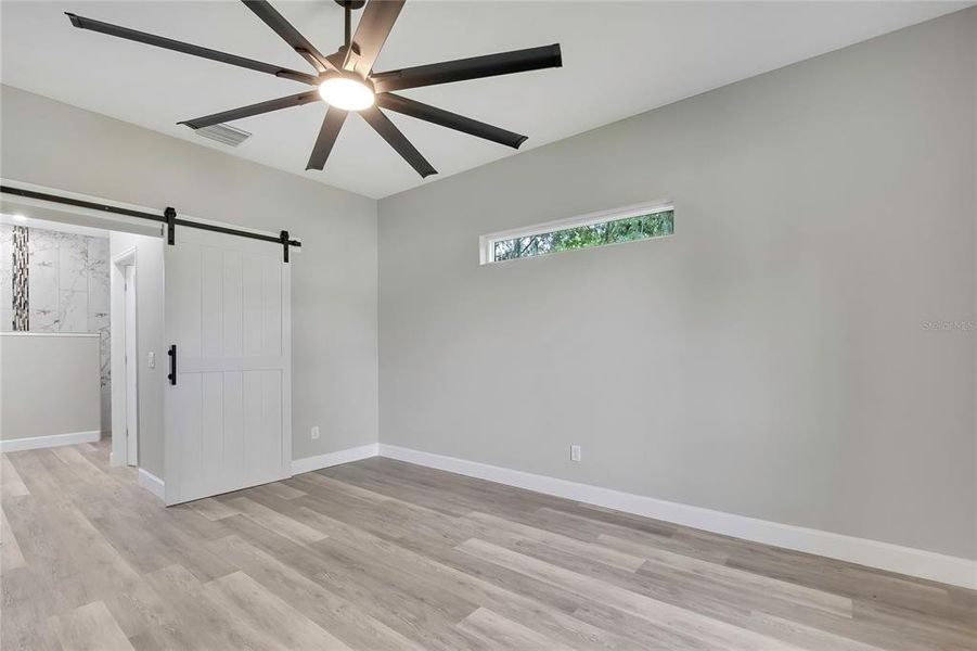 Spacious, unfurnished interior of a new home in , Dade City (Image 18).