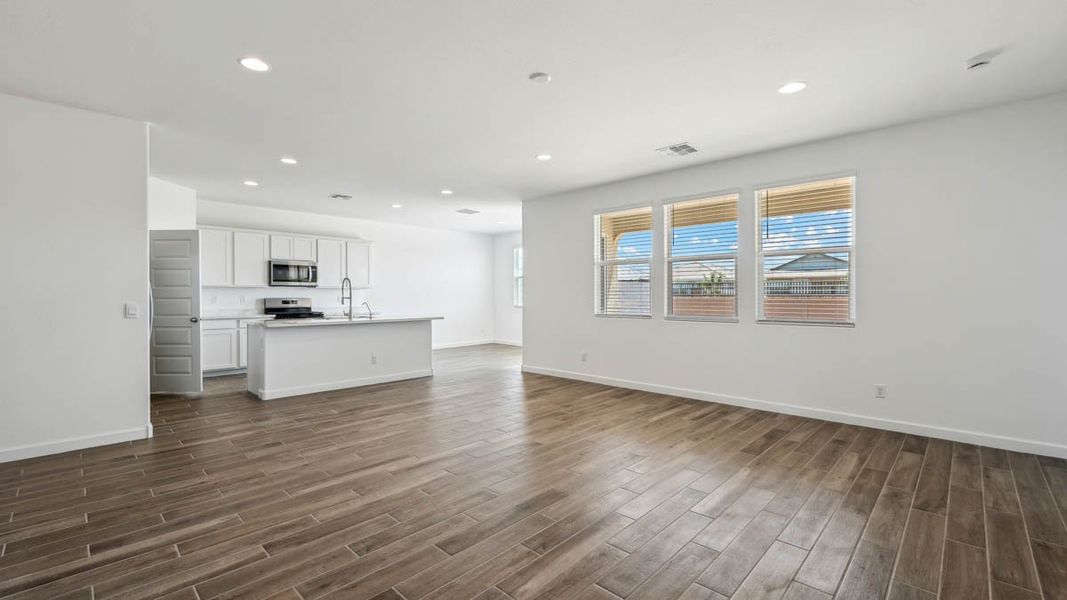 Spacious, unfurnished interior of a new home in Quail Ranch, San Tan Valley (Image 13).