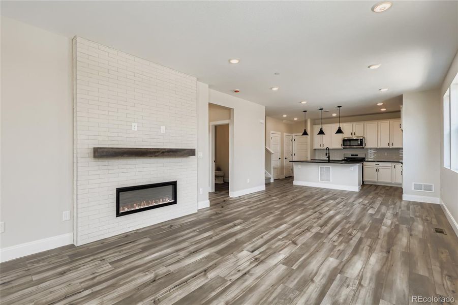 Living room w/fireplace Living room w/fireplace