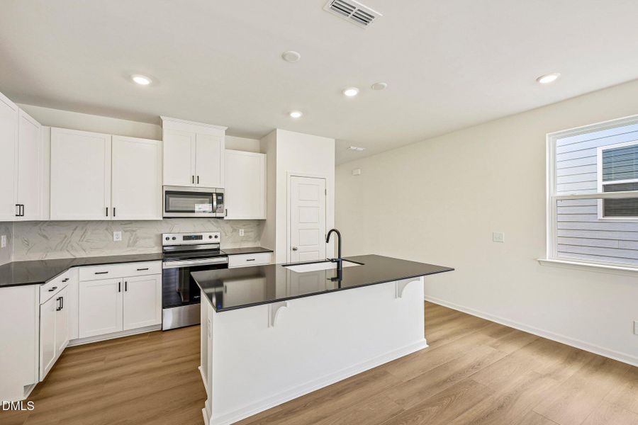 13-web-or-mls-Glen Lyon Dr-S2706-013